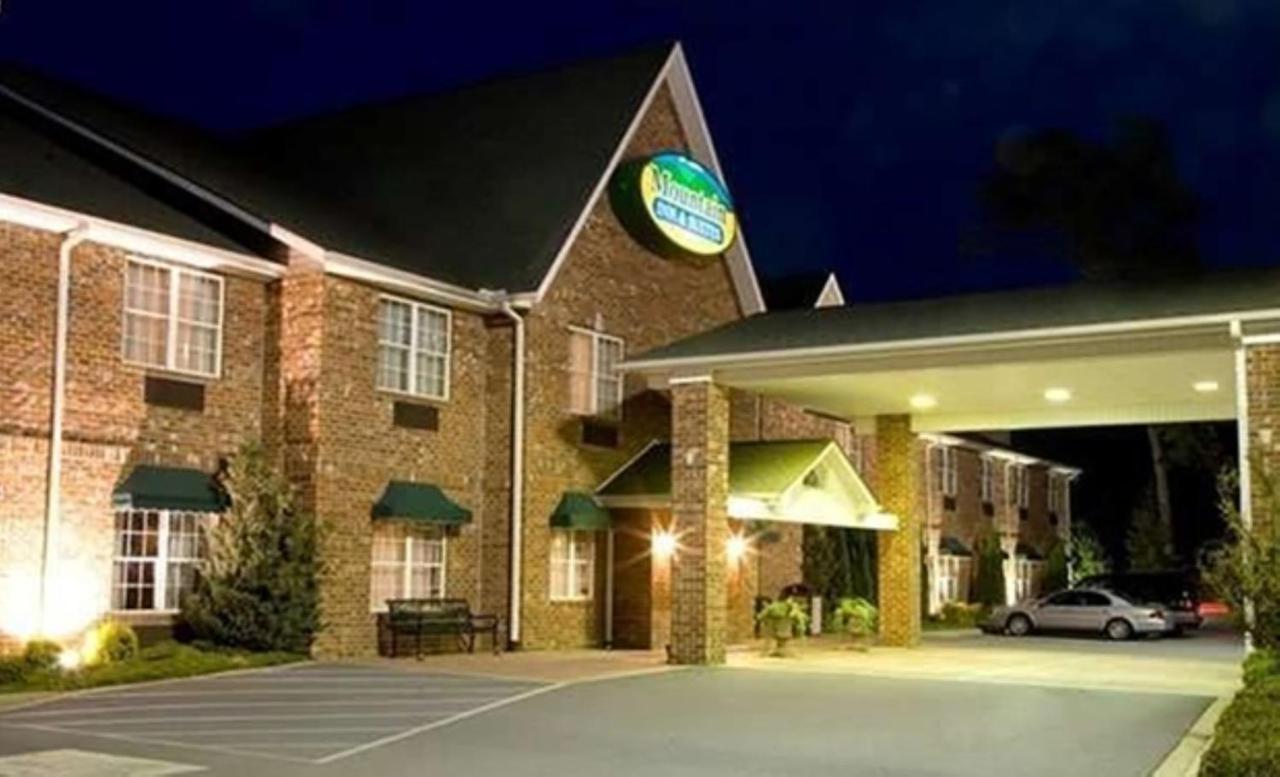Mountain Inn & Suites Flat Rock Exterior photo