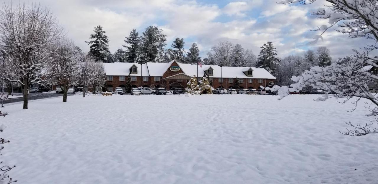Mountain Inn & Suites Flat Rock Exterior photo