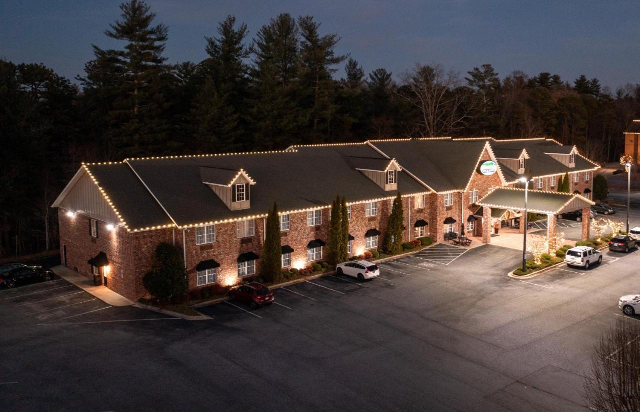 Mountain Inn & Suites Flat Rock Exterior photo