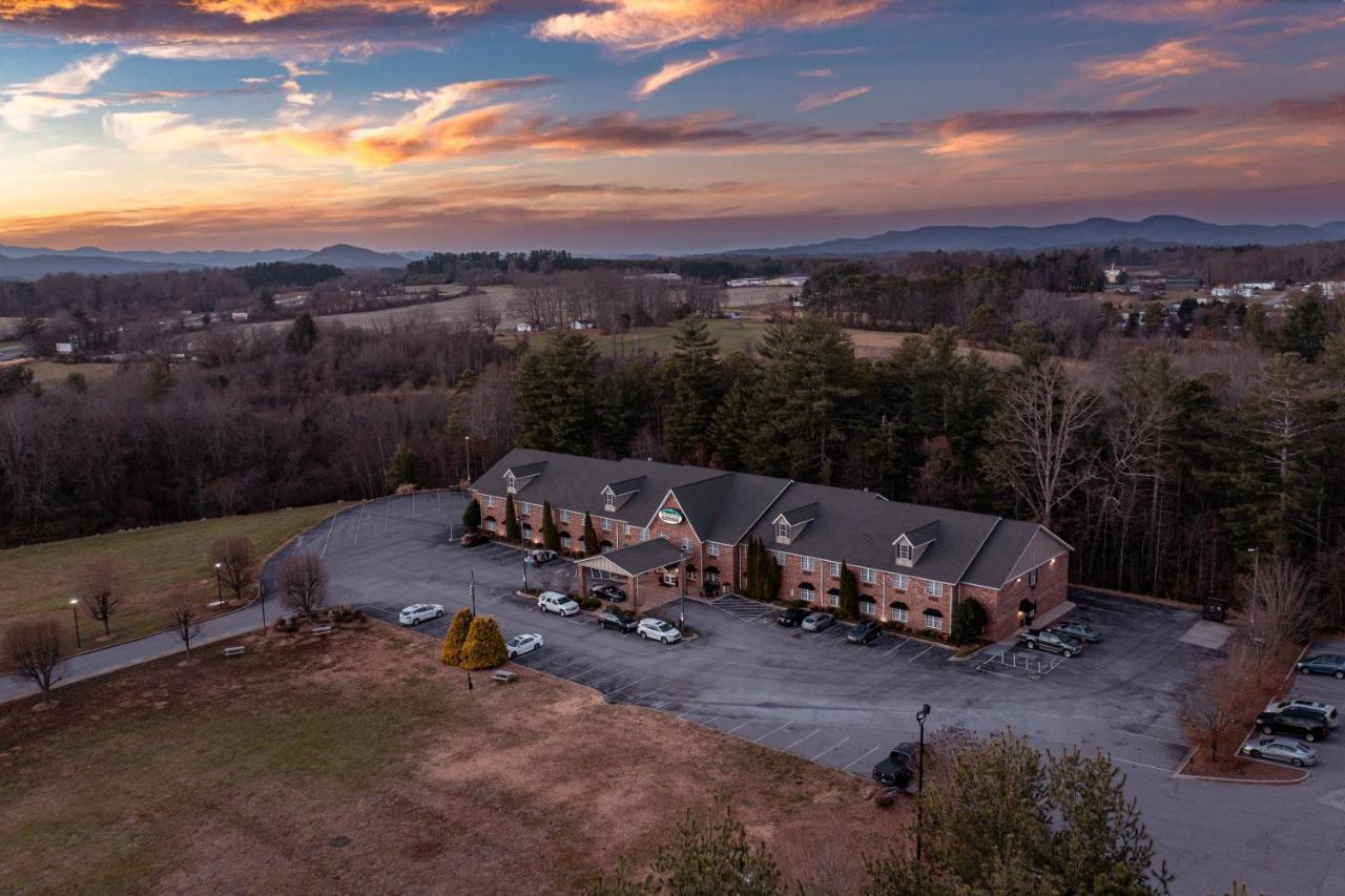 Mountain Inn & Suites Flat Rock Exterior photo