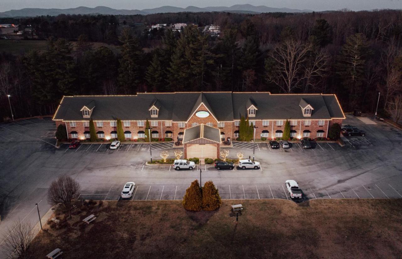 Mountain Inn & Suites Flat Rock Exterior photo