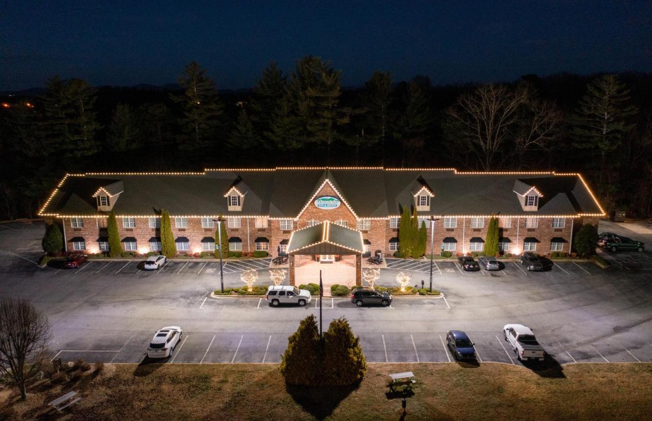 Mountain Inn & Suites Flat Rock Exterior photo