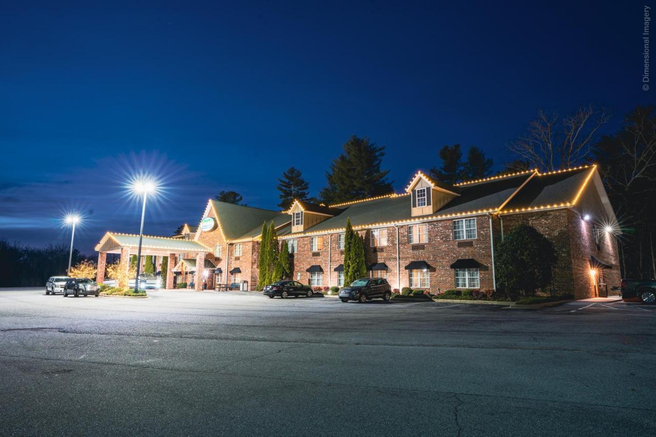 Mountain Inn & Suites Flat Rock Exterior photo