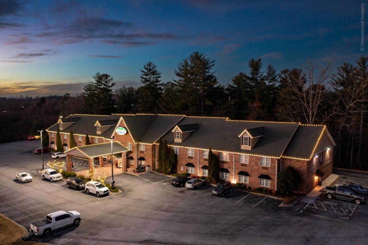 Mountain Inn & Suites Flat Rock Exterior photo