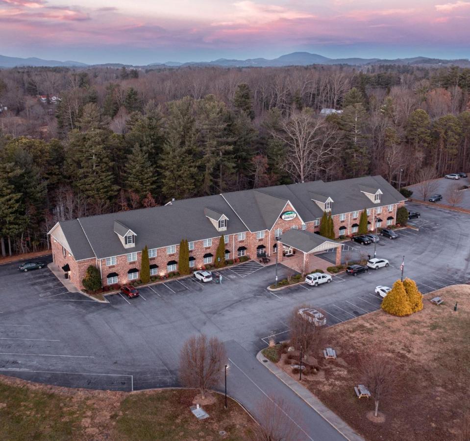 Mountain Inn & Suites Flat Rock Exterior photo