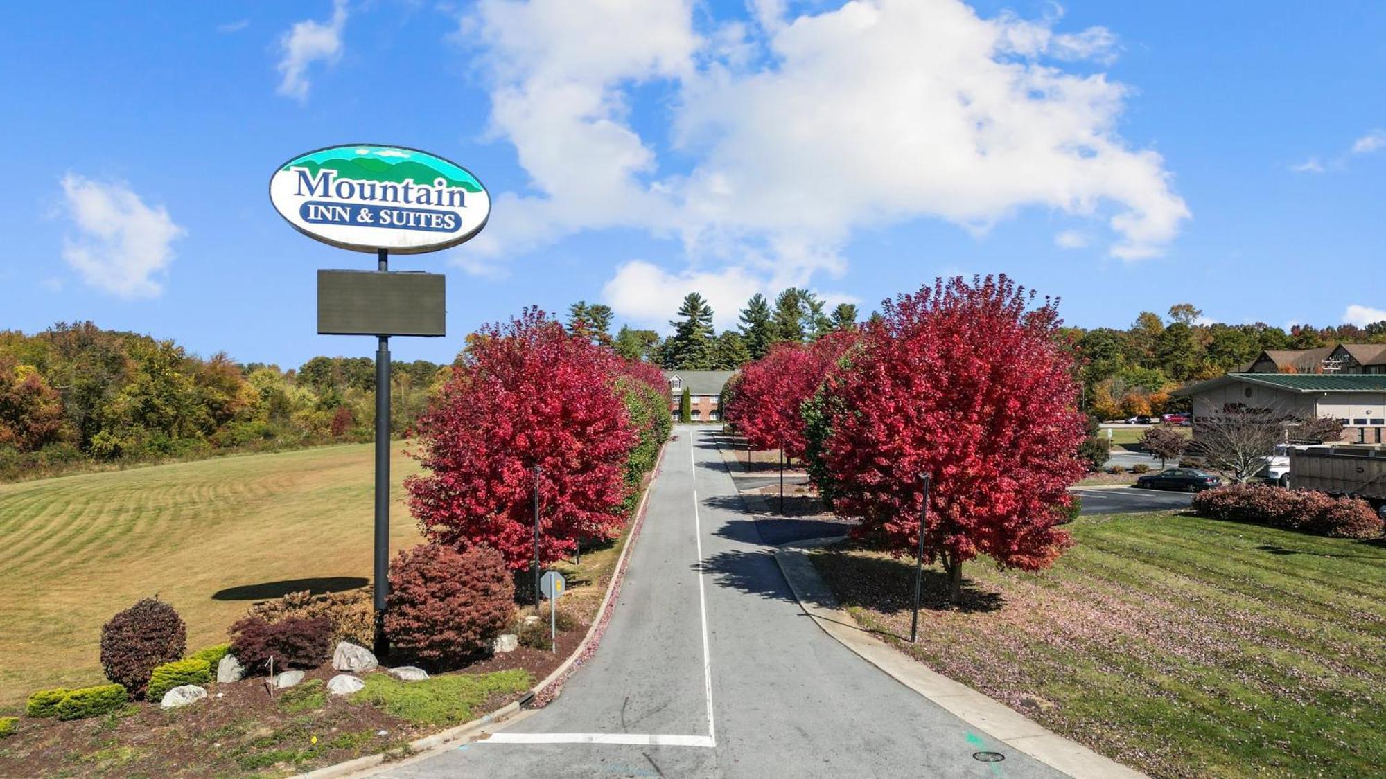 Mountain Inn & Suites Flat Rock Exterior photo