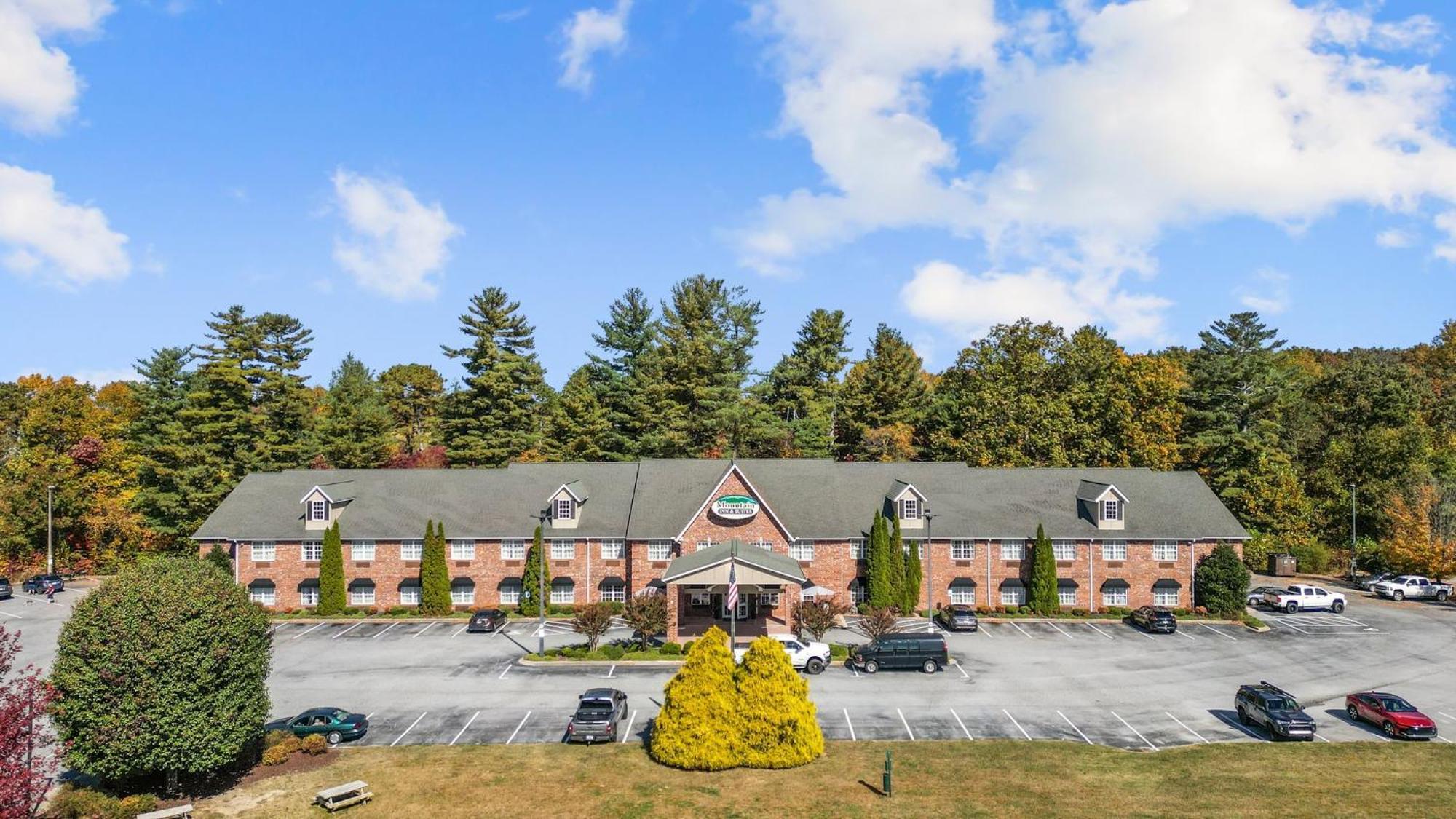 Mountain Inn & Suites Flat Rock Exterior photo
