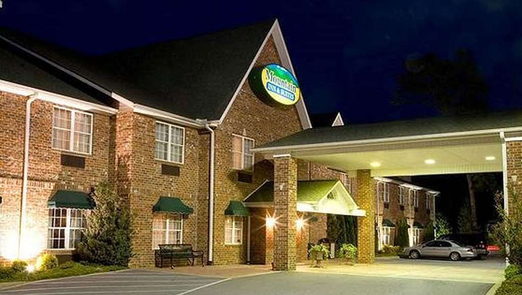 Mountain Inn & Suites Flat Rock Exterior photo